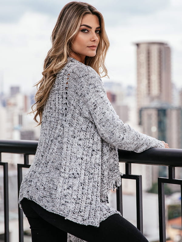 Blusa de frio de tricot: modelo vestindo um cardigan de tricot.