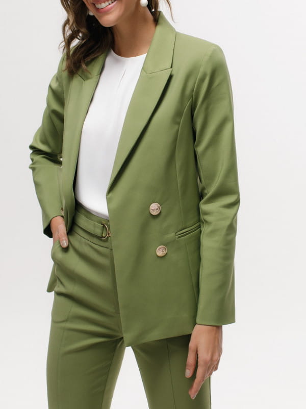 Truques para mulheres altas: modelo vestindo um blazer verde estilo social.