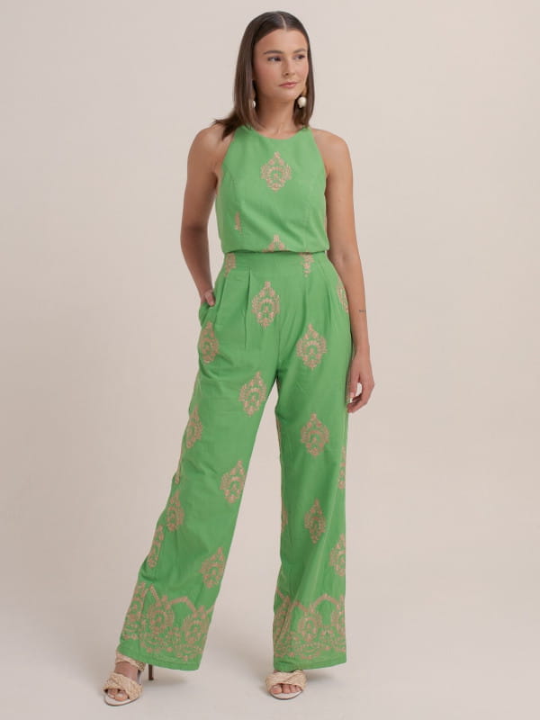 Truques para mulheres altas: modelo vestindo uma calça pantalona estampada.