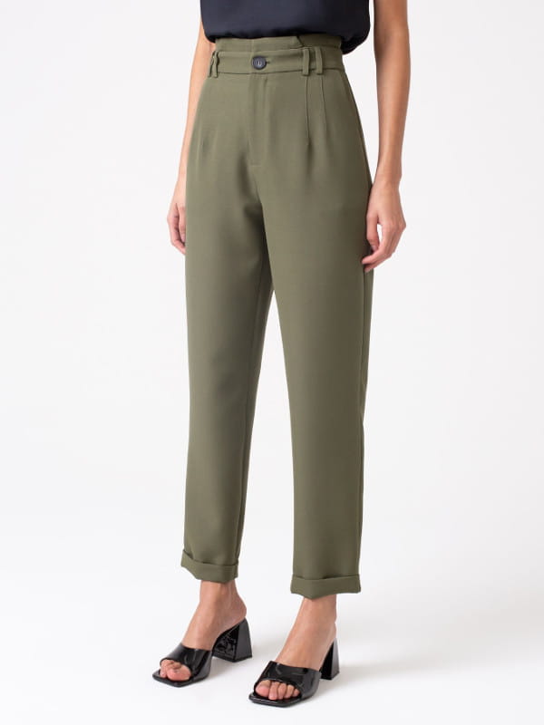 Unique Chic: Onde comprar no varejo: modelo vestindo uma calça feminina alfaiataria com elastano e passantes duplos verde.