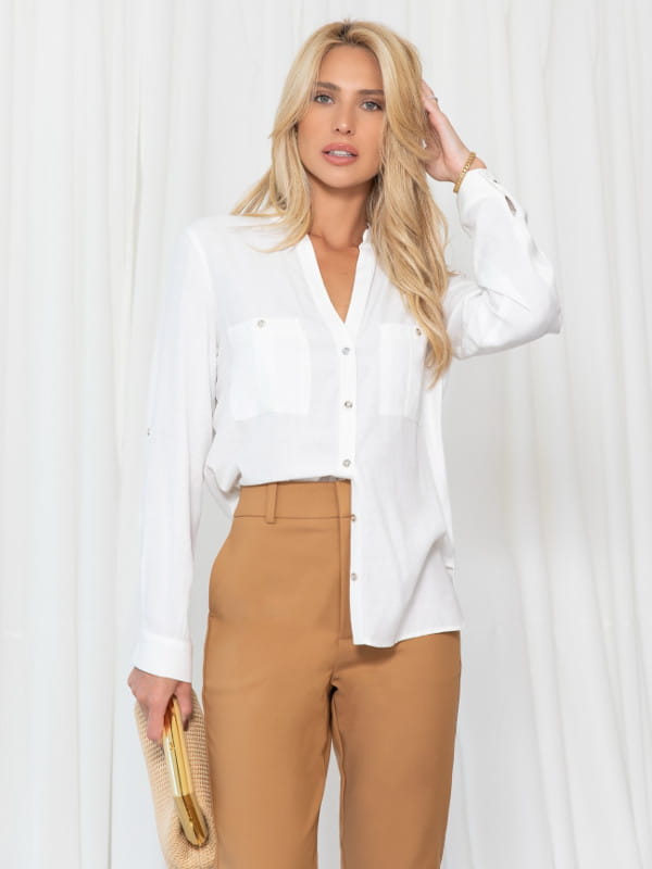 Unique Chic: Onde comprar no varejo: modelo vestindo uma camisa feminina de viscose com gola V.