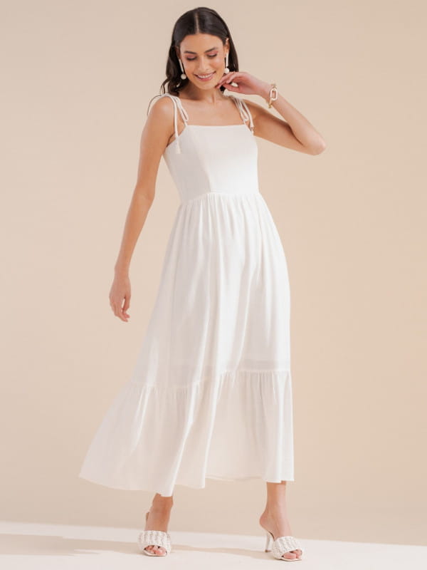 Vestido longo branco para ano novo: modelo com um vestido em linho midi com alça off white.