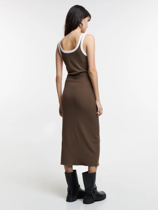 Vestido midi combina com coturno: modelo usando um vestido midi com bota coturno em ribana com viés contrastante marrom - costas.