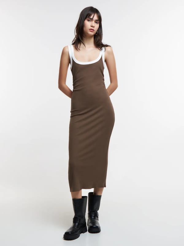 Vestido midi combina com coturno: modelo usando um vestido midi com bota coturno em ribana com viés contrastante marrom.